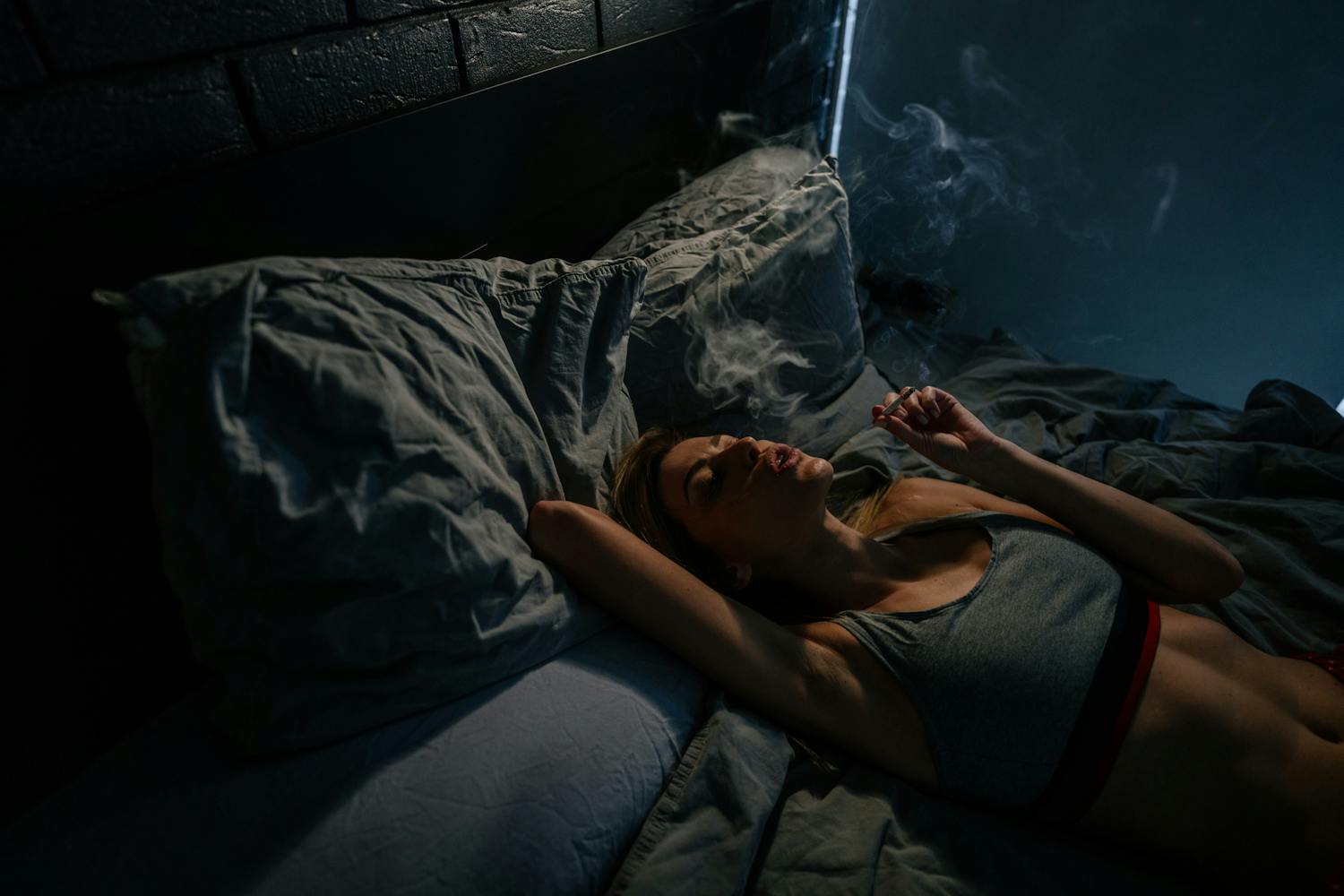 Fumer avant de dormir, pourquoi c'est un piège pour la santé et le sommeil