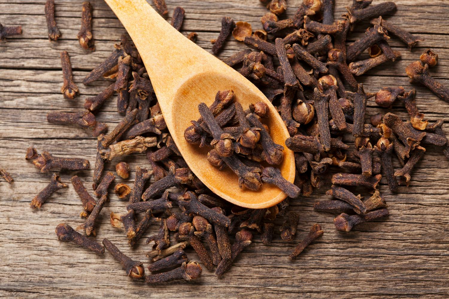 Mauvaise haleine : faut-il miser sur le clou de girofle ?